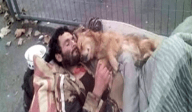 Tento bezdomovec spí se svým psem v náručí, andělem se čtyřmi tlapkami, který ho nikdy nezklame