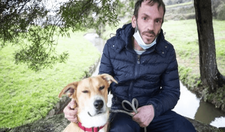 Nemocný bezdomovec odmítl vyměnit svého psa za bydlení v útulku